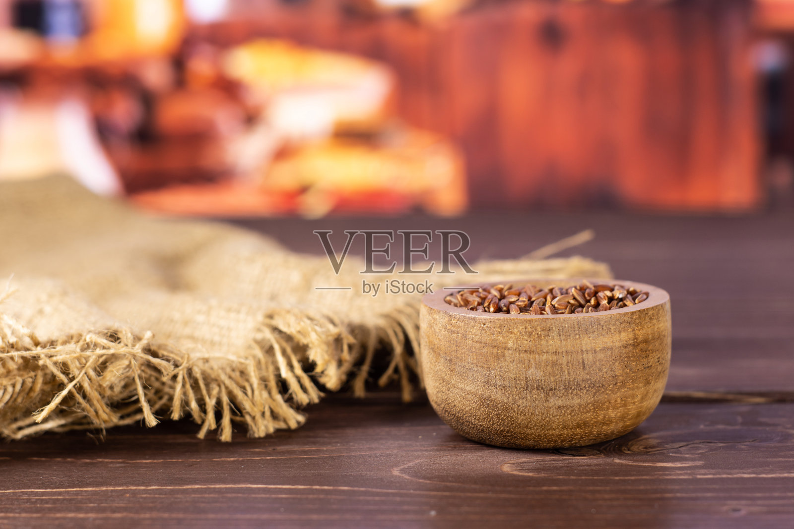 带有乡村厨房的生红米照片摄影图片