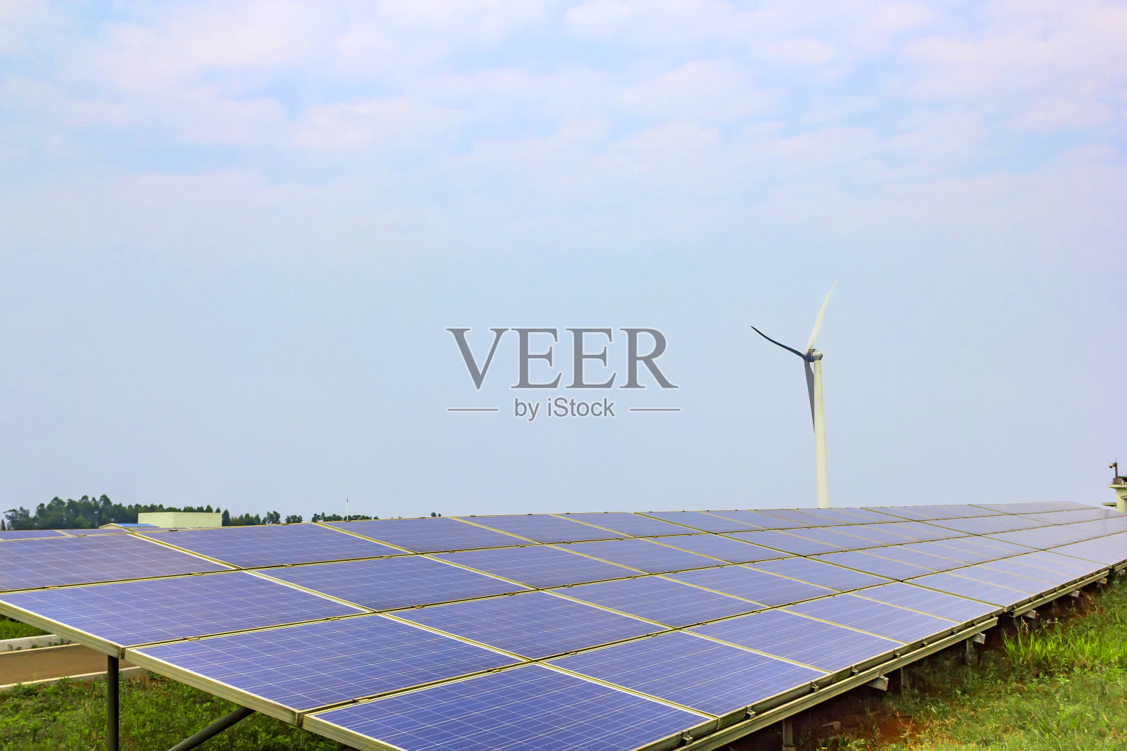 太阳能光伏板和风力发电机下的蓝天白云。照片摄影图片