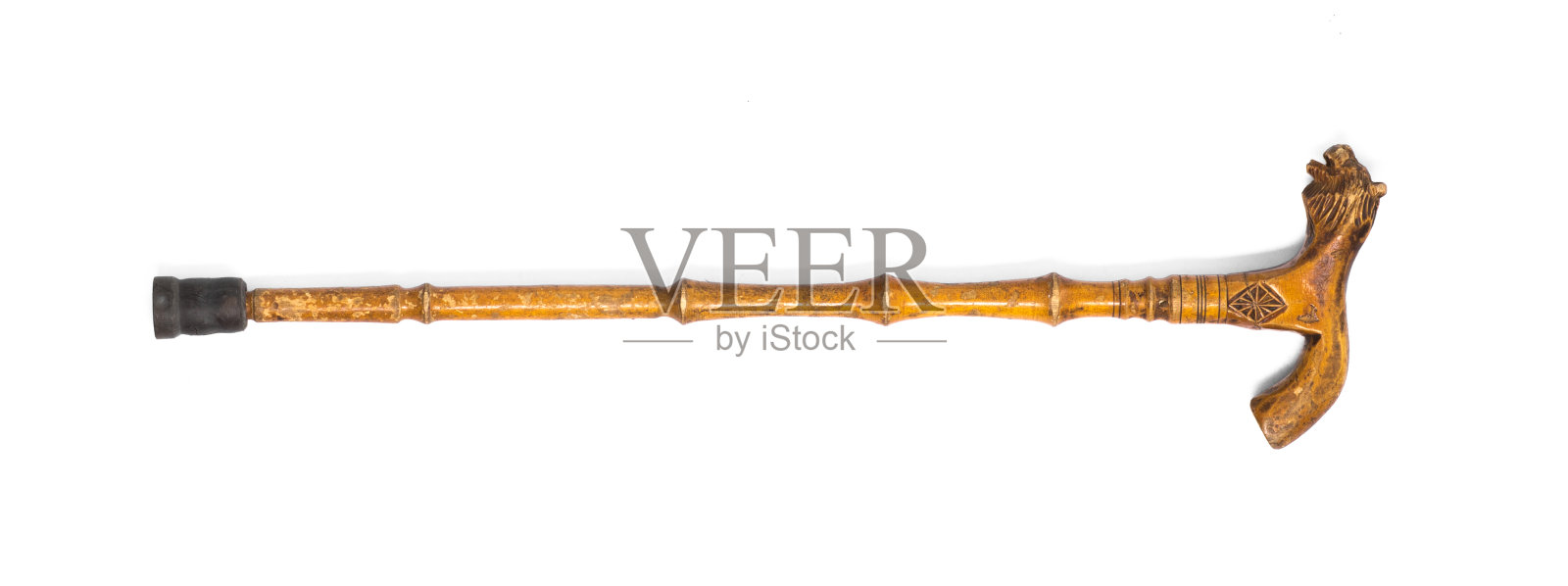 在白色背景上行走的木制拐杖照片摄影图片