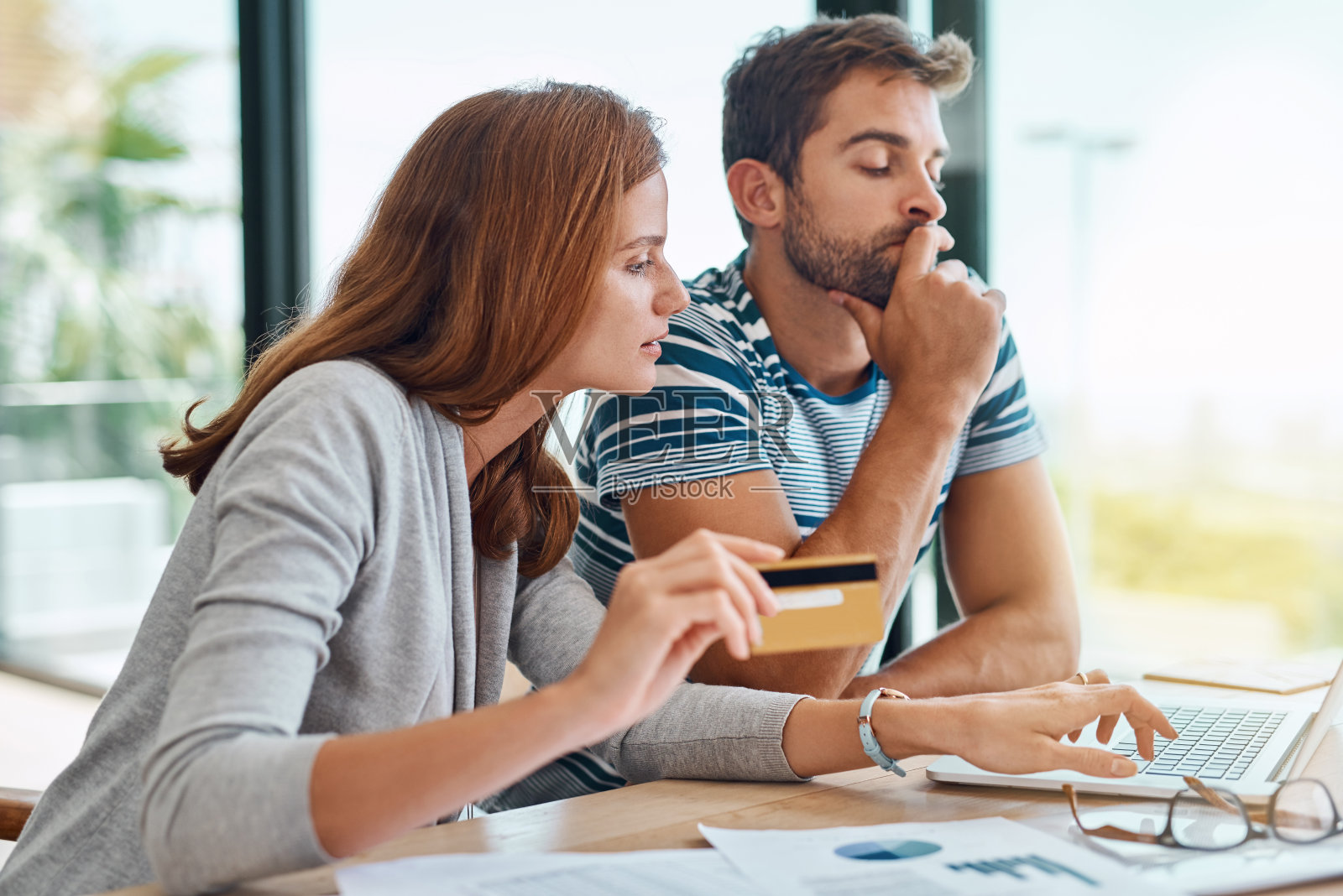 他一点也不相信照片摄影图片