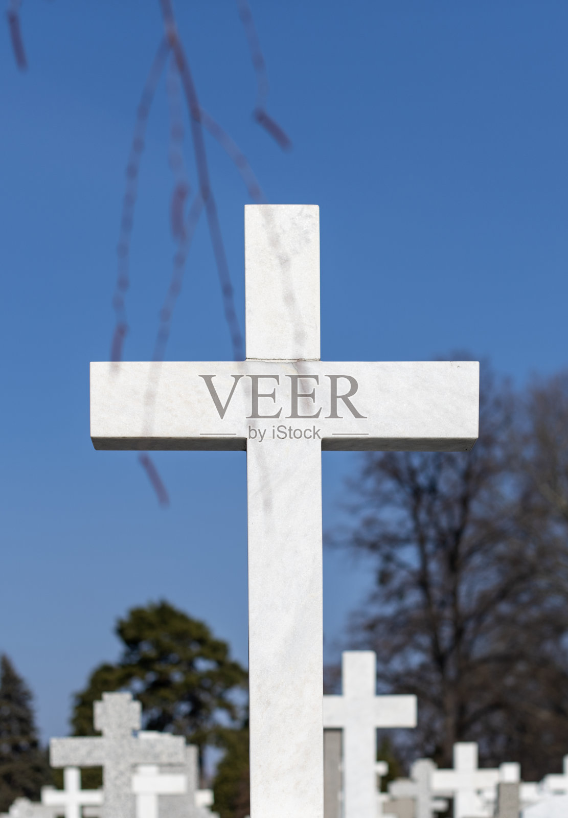 墓地上有十字架的坟墓照片摄影图片