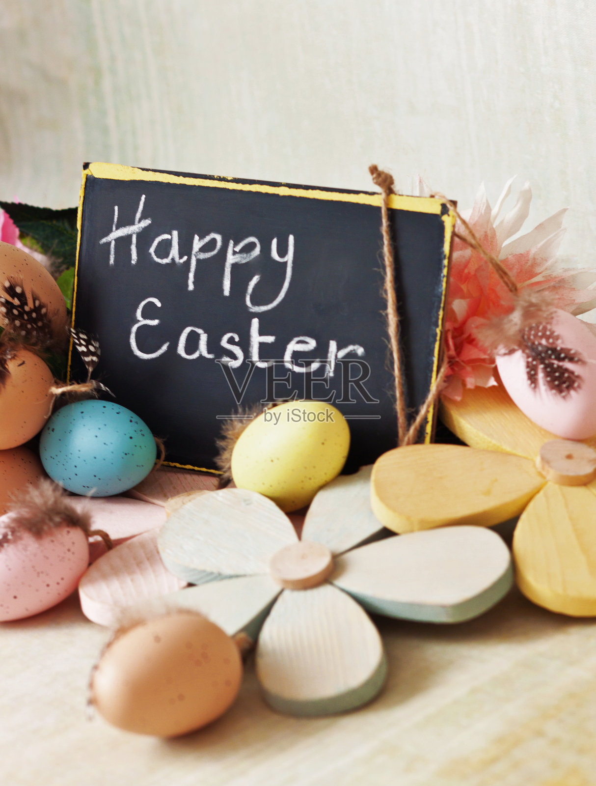 复活节快乐的信息在黑板上与各种各样的复活节彩蛋，装饰和花，靠近照片摄影图片