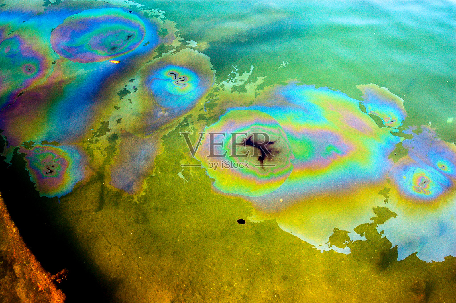 从第二次世界大战沉船中渗出的石油照片摄影图片