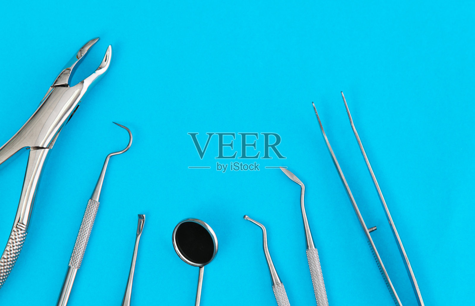 牙医的医疗工具排成一行照片摄影图片