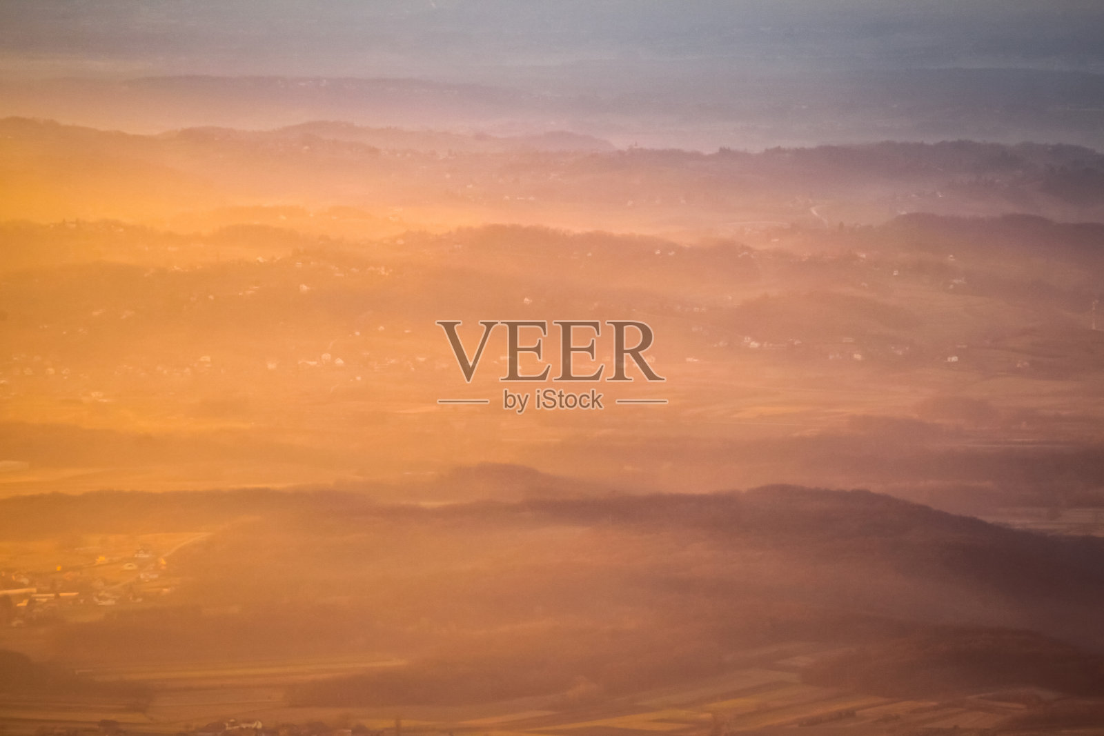 乡村山丘上的日落照片摄影图片