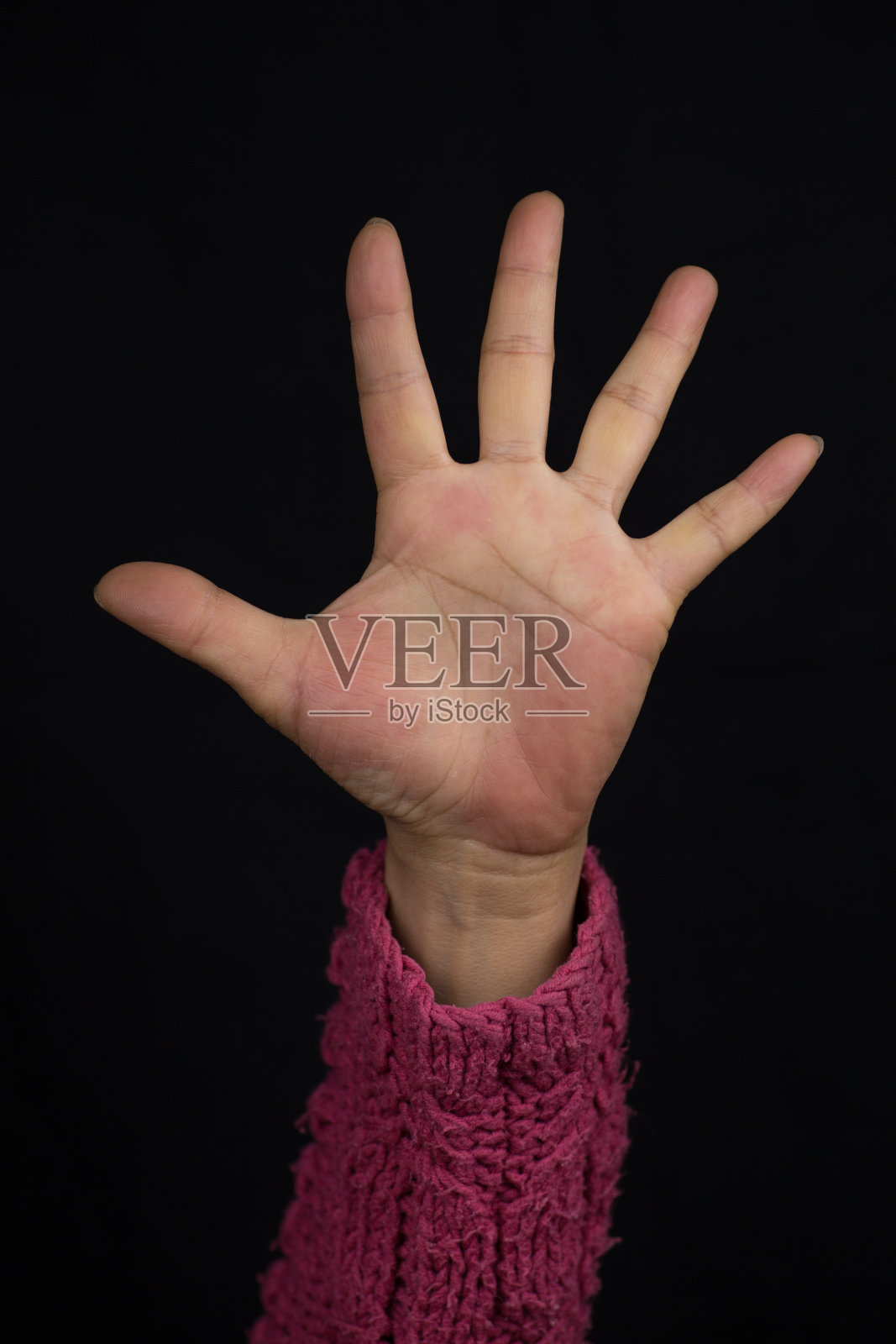 一名女性用手抗议，捍卫自己的权利照片摄影图片