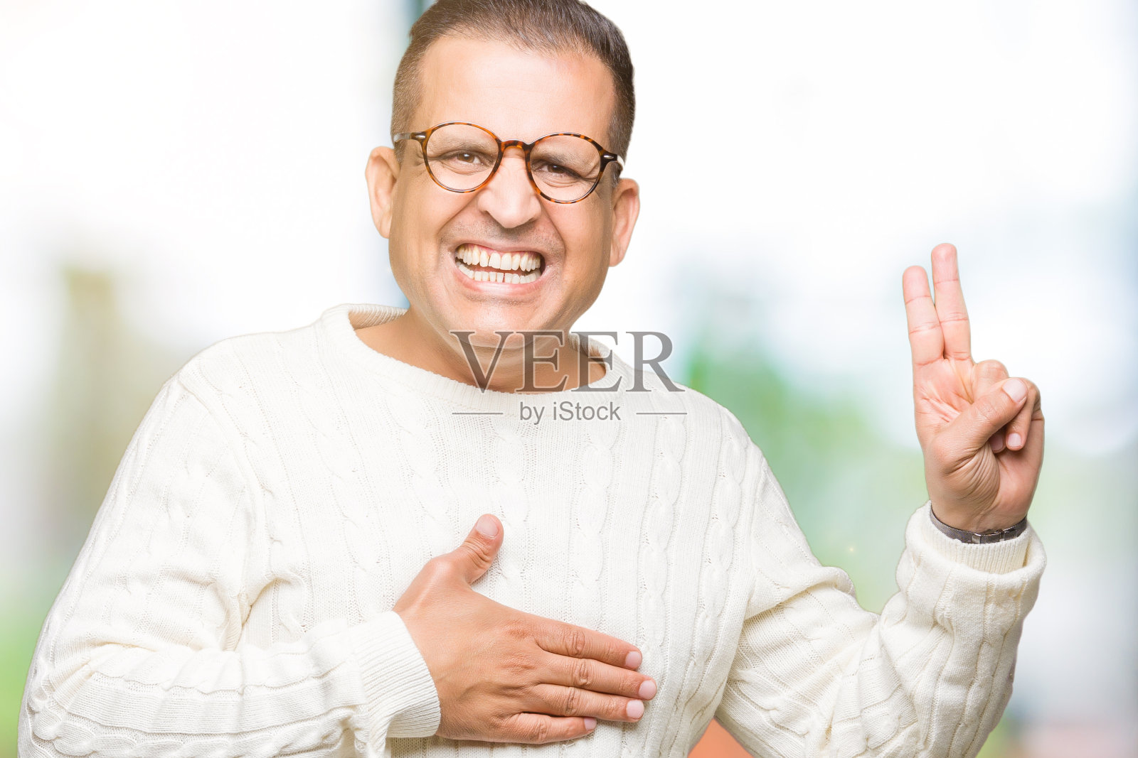 戴眼镜的中年阿拉伯男子手放胸前宣誓忠诚照片摄影图片