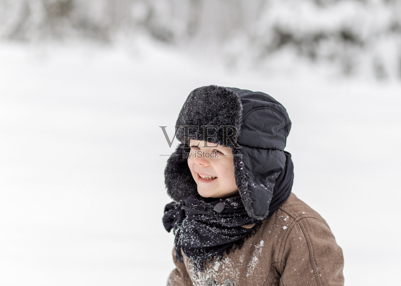 冬天森林里一个小男孩的肖像照片摄影图片