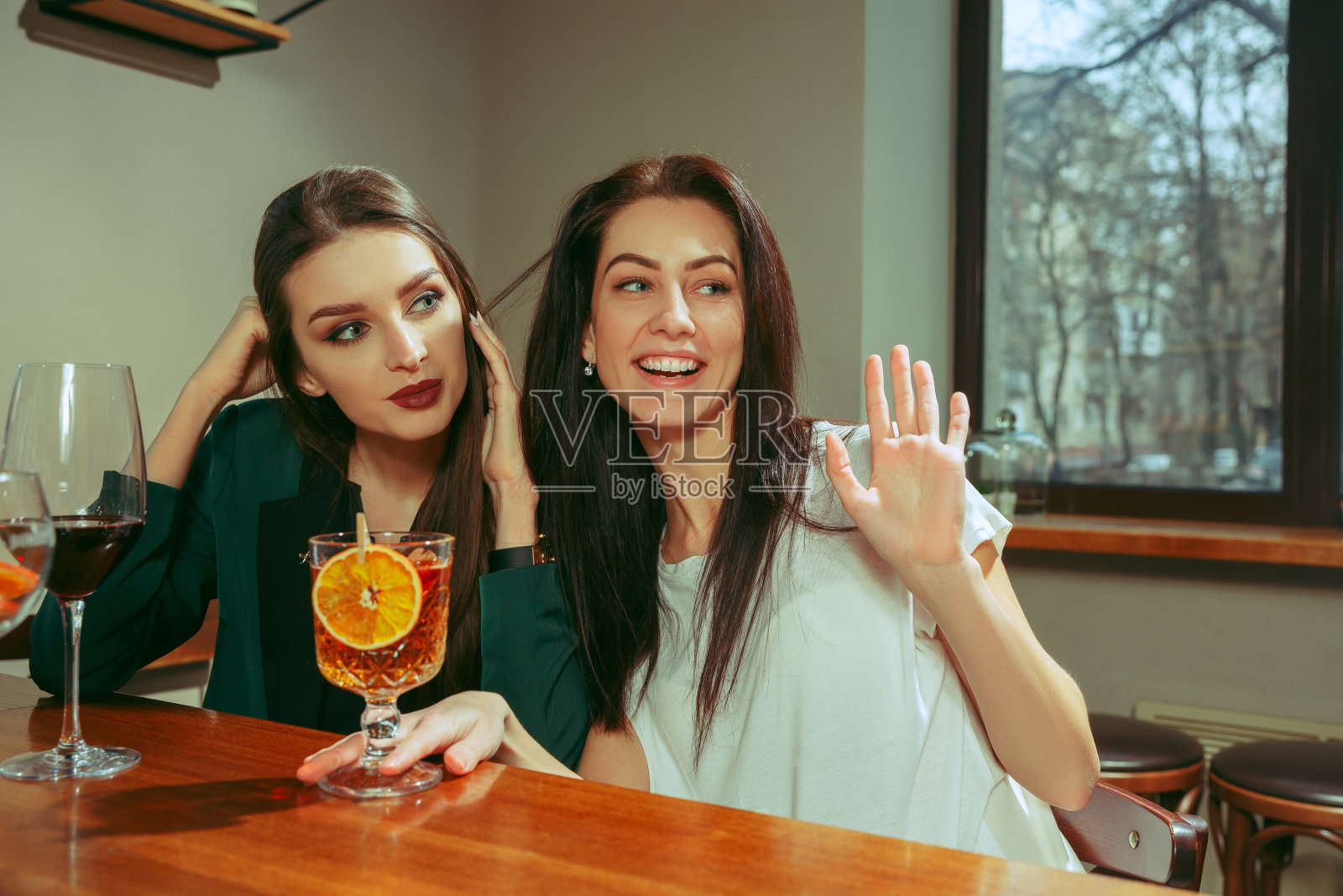 朋友们在酒吧喝酒照片摄影图片