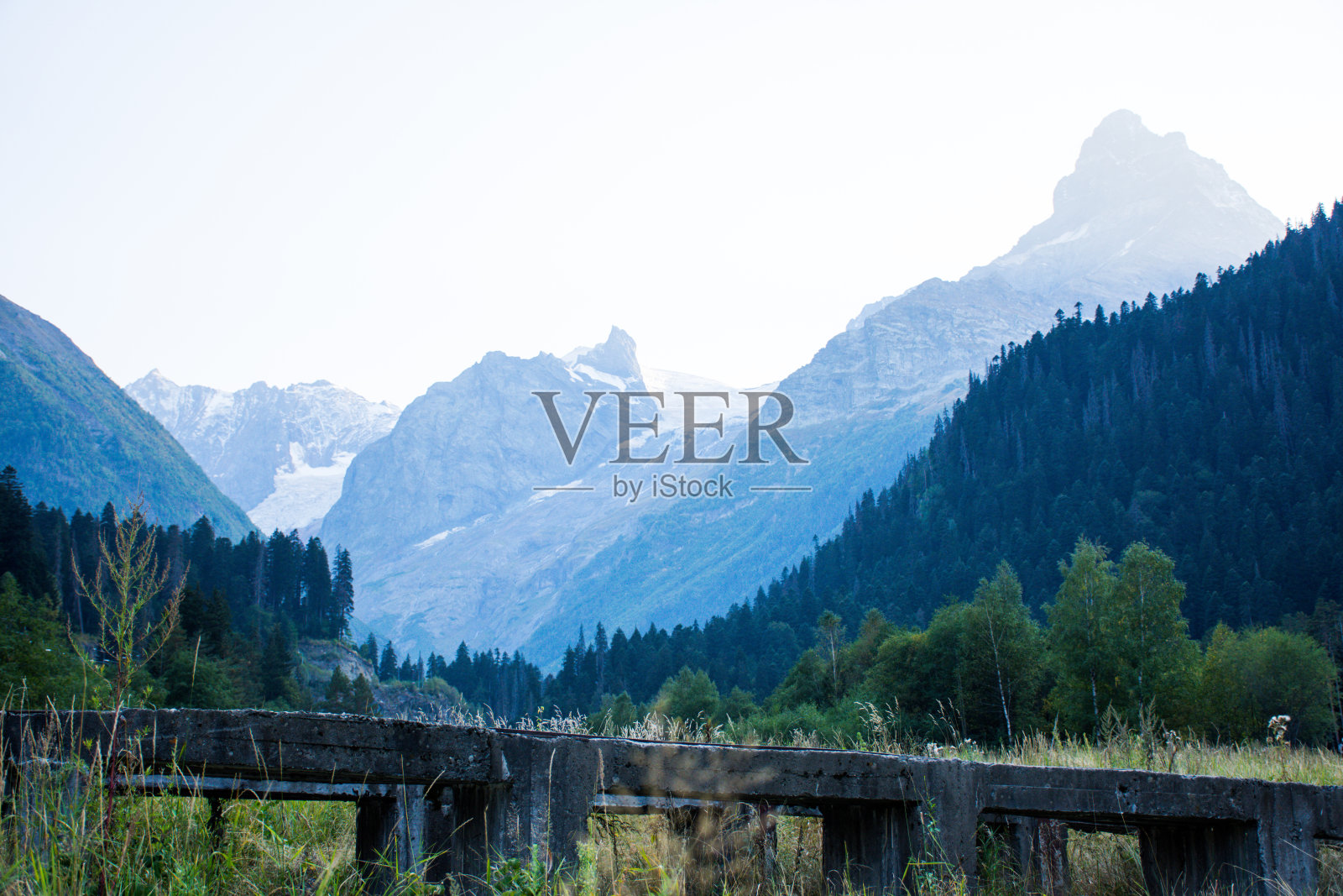 山脉和桥照片摄影图片