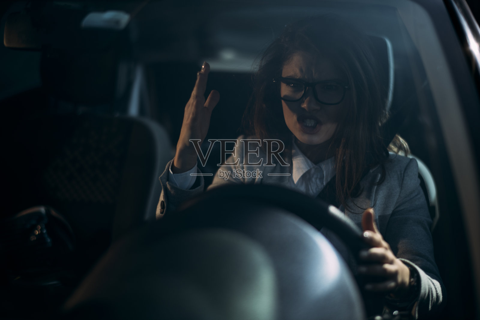 女商人开车累了昏昏欲睡的女商人开着她的车照片摄影图片