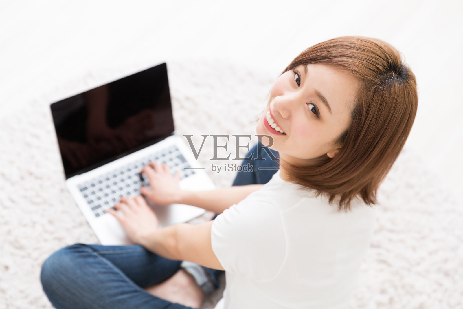 女人用的笔记本电脑照片摄影图片