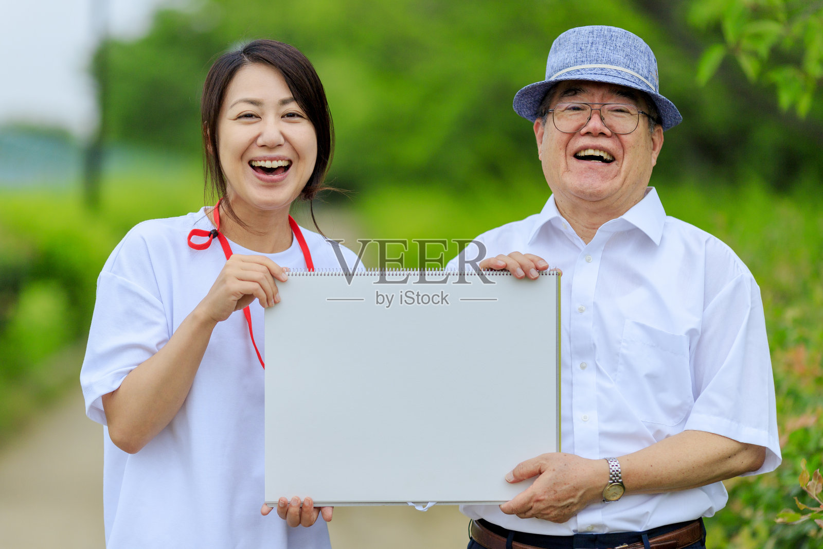 老年男子和医务妇女照片摄影图片