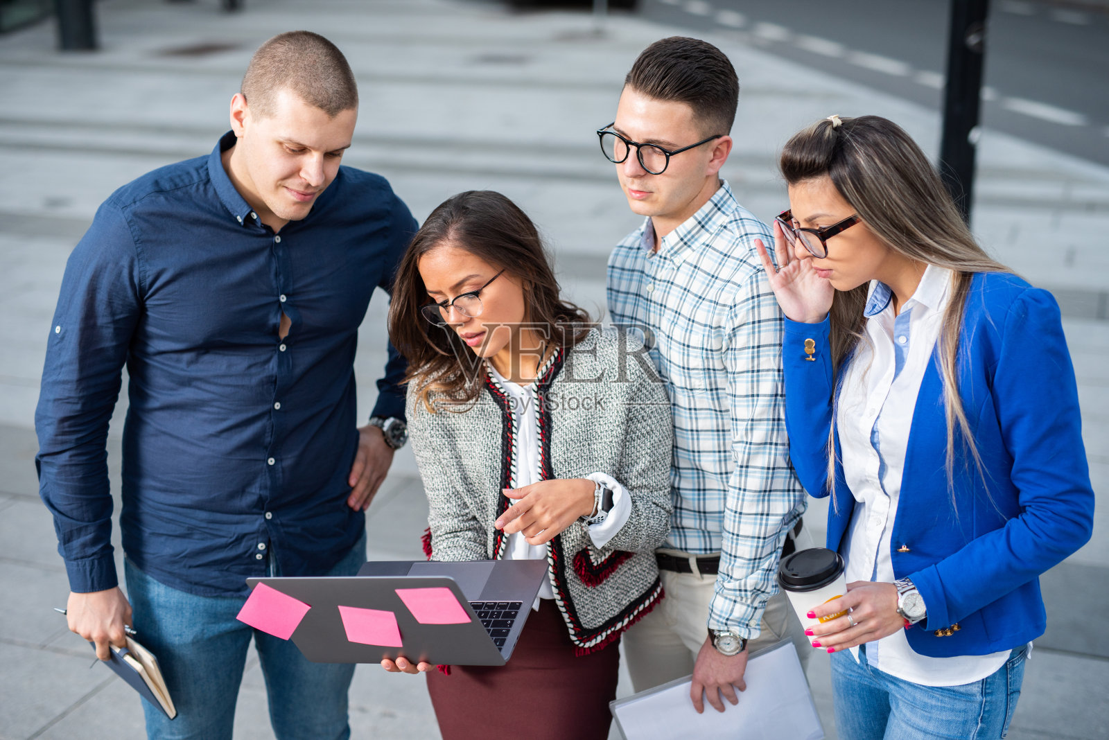 一组学生一起工作。照片摄影图片