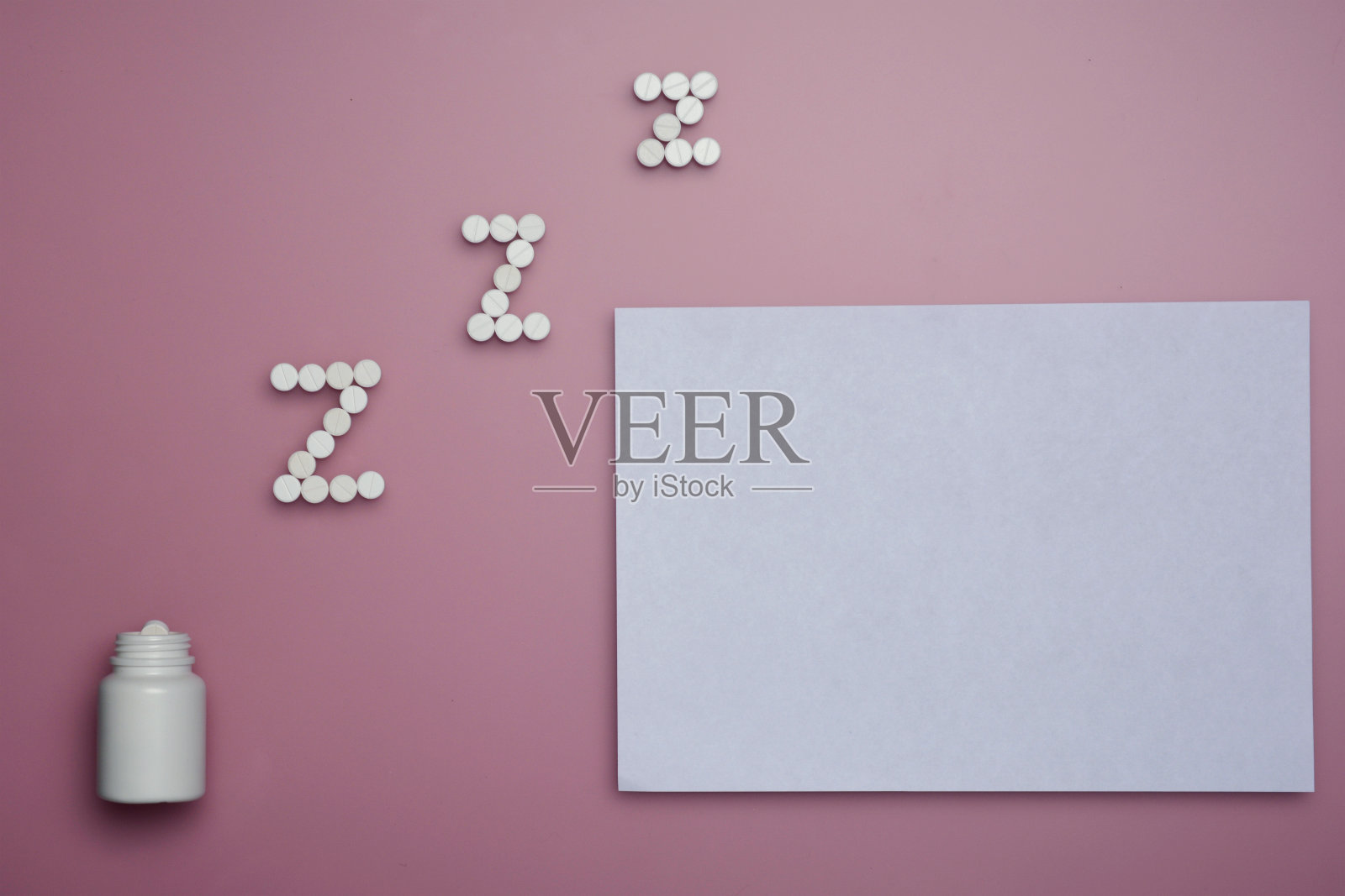 平板电脑。白色药丸为Z形。粉红色背景上的Z形药丸。副本的空间。水平排列照片摄影图片