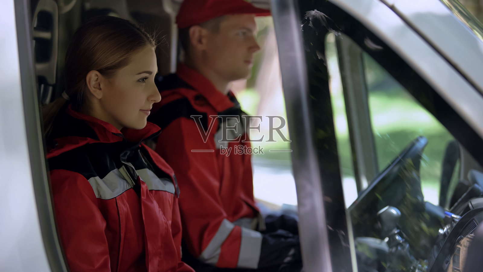 救护人员坐在运输上，提供专业的紧急医疗服务照片摄影图片