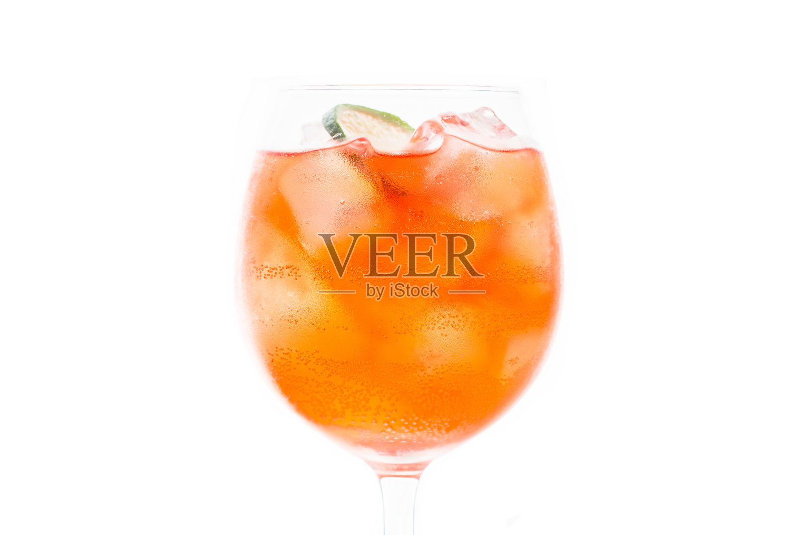 以朗姆酒为基础的红色鸡尾酒，在酒杯中加入柠檬，白色背景照片摄影图片