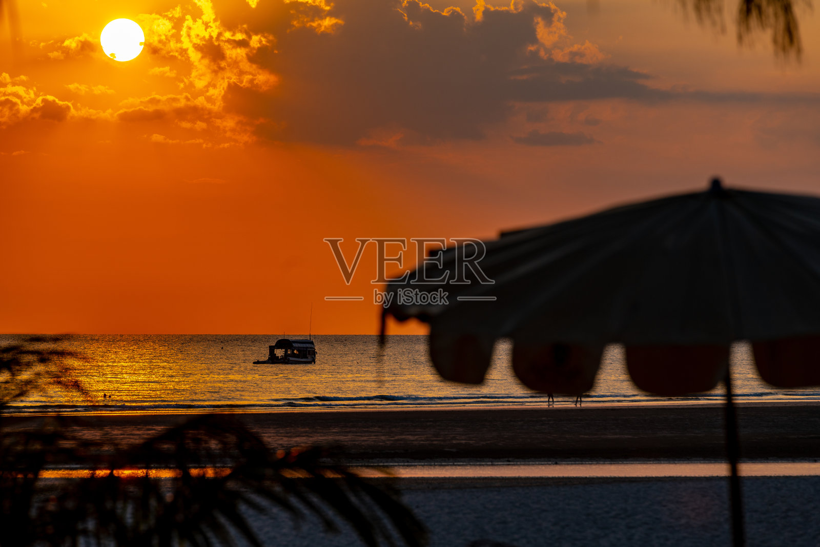 日落时分的Pakarang海滩照片摄影图片