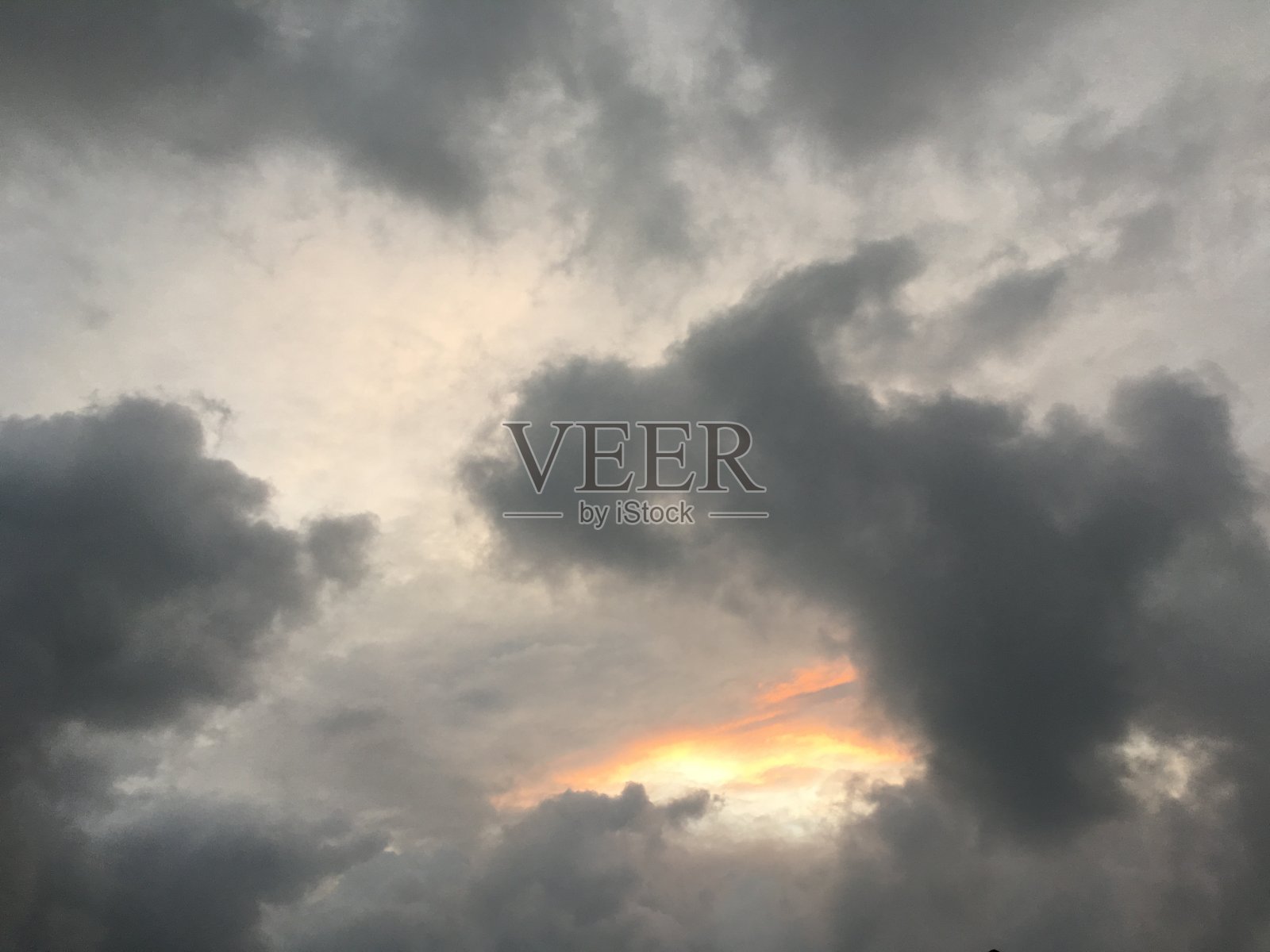 暴风雨中的橙色云照片摄影图片