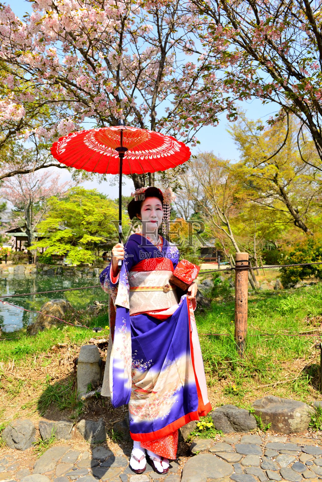 身着舞妓服饰发型的日系女子在京都享受春天照片摄影图片