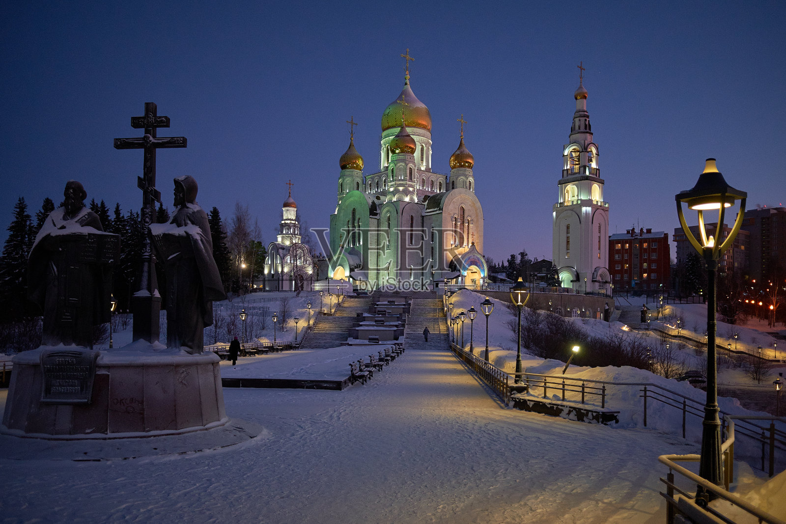 复兴基督的神殿，傍晚的天空背景。汉特曼西斯克,俄罗斯。照片摄影图片