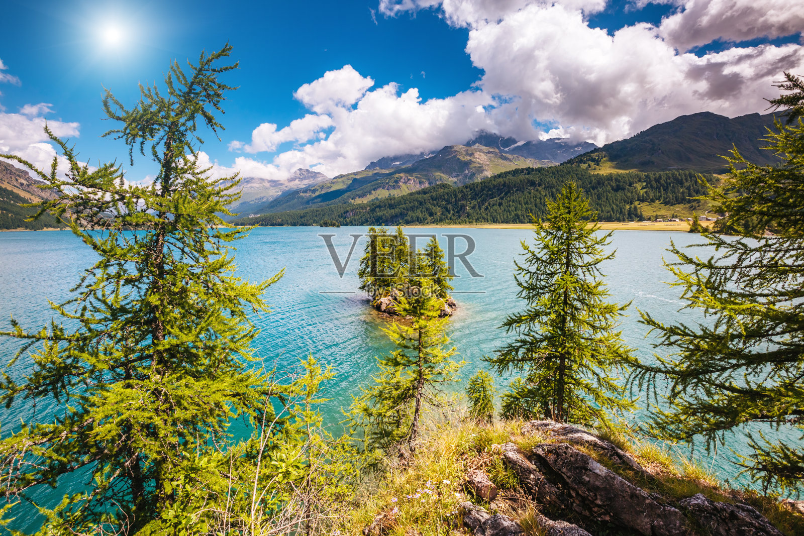 蔚蓝色的西尔瑟湖(锡尔斯)和峰Piz Corvatsch的伟大观点。地点:欧洲，瑞士阿尔卑斯山，上恩加丁山谷。照片摄影图片