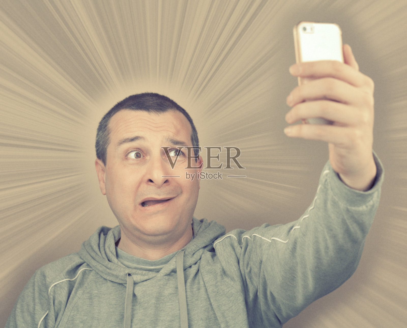 人类被自己的自拍吓坏了照片摄影图片