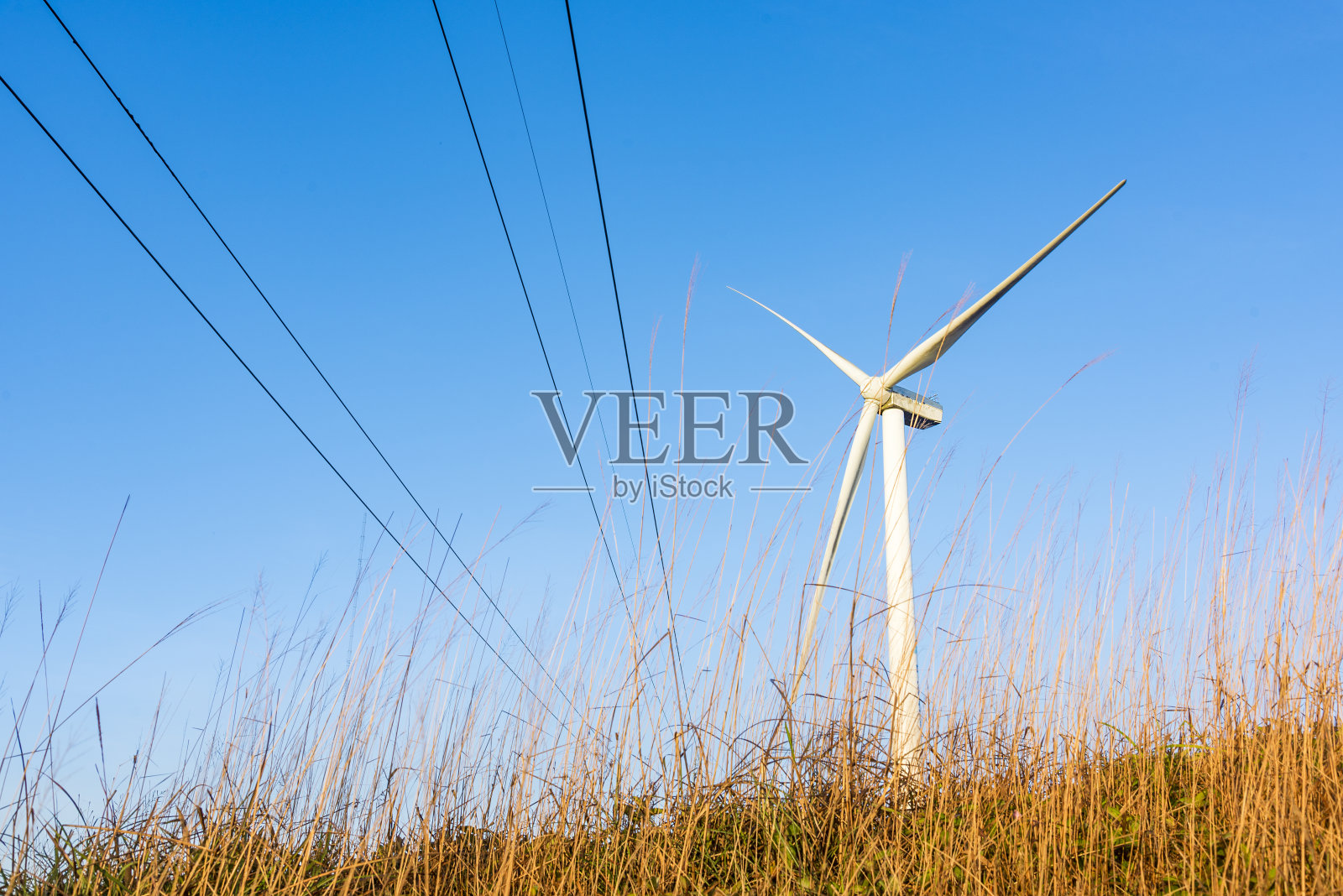 山上的风力涡轮机在日出和日落在云海照片摄影图片