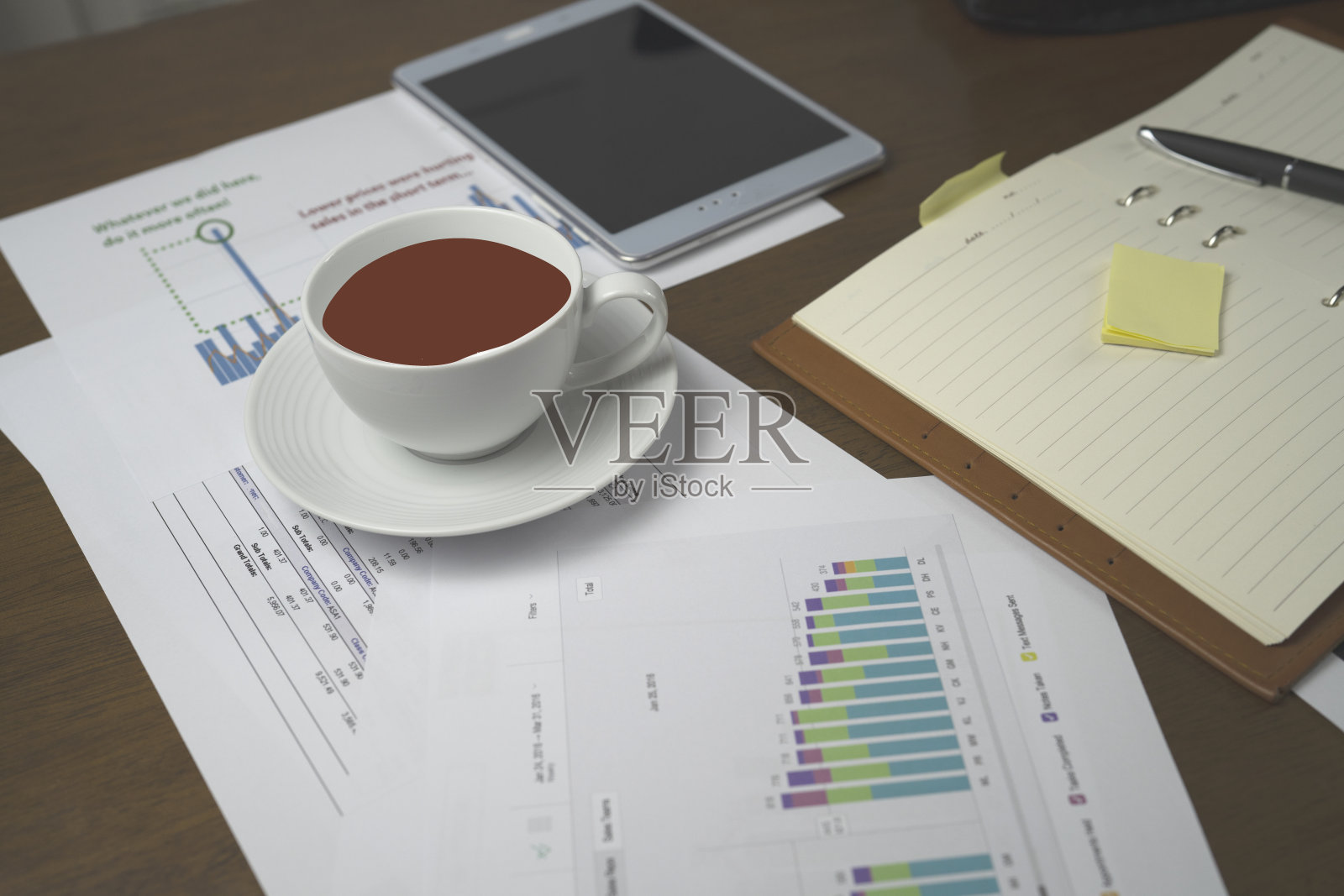 智能手机和平板电脑上的表格和商业数据照片摄影图片