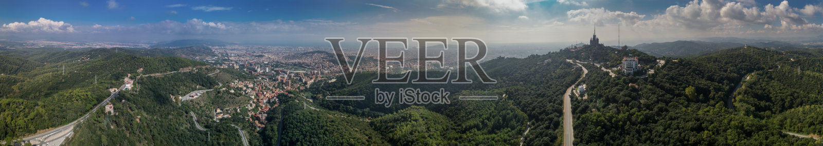 空中全景巴塞罗那和提比达波山在阳光明媚的夏日照片摄影图片