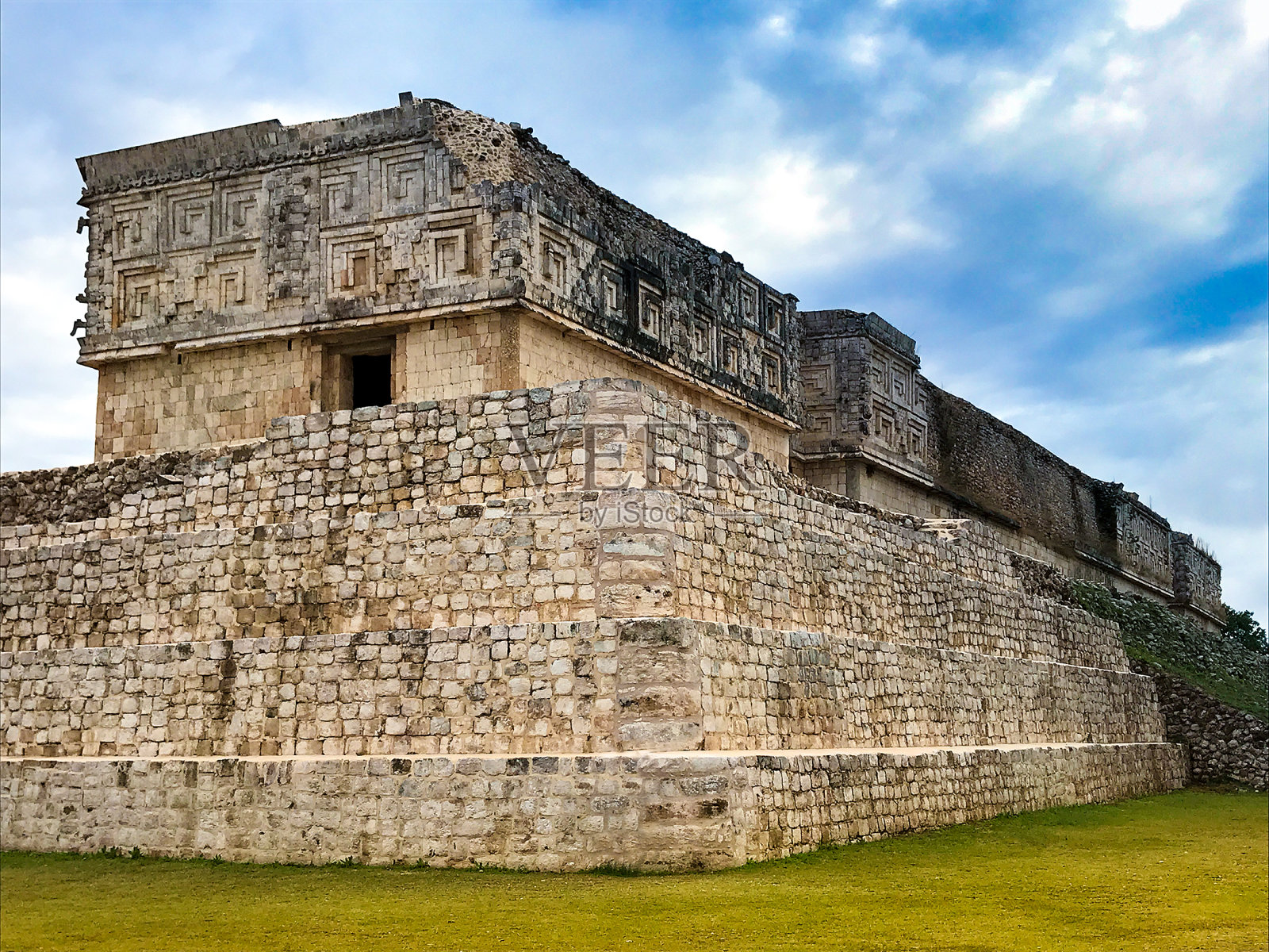 乌克斯马尔，尤卡坦，墨西哥:总督宫殿(侧视图)照片摄影图片