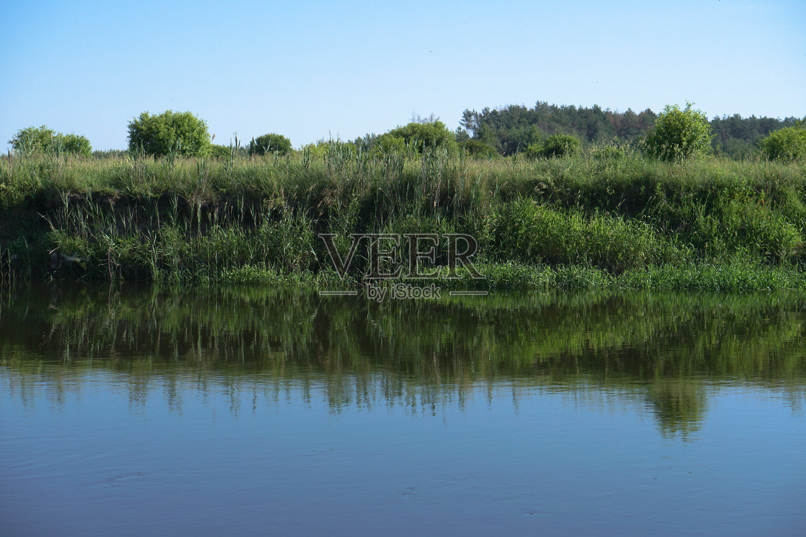 美丽的河流在农村地区。欧洲风景的俄罗斯和西伯利亚。美丽宁静的自然景色。股票的背景,照片。照片摄影图片