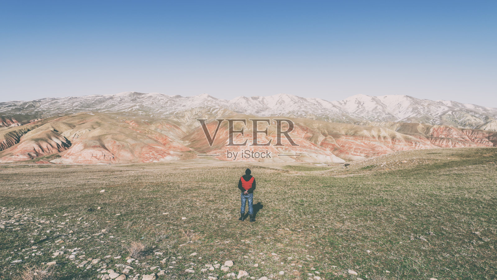 旅行者在红色的山上，徒步旅行照片摄影图片