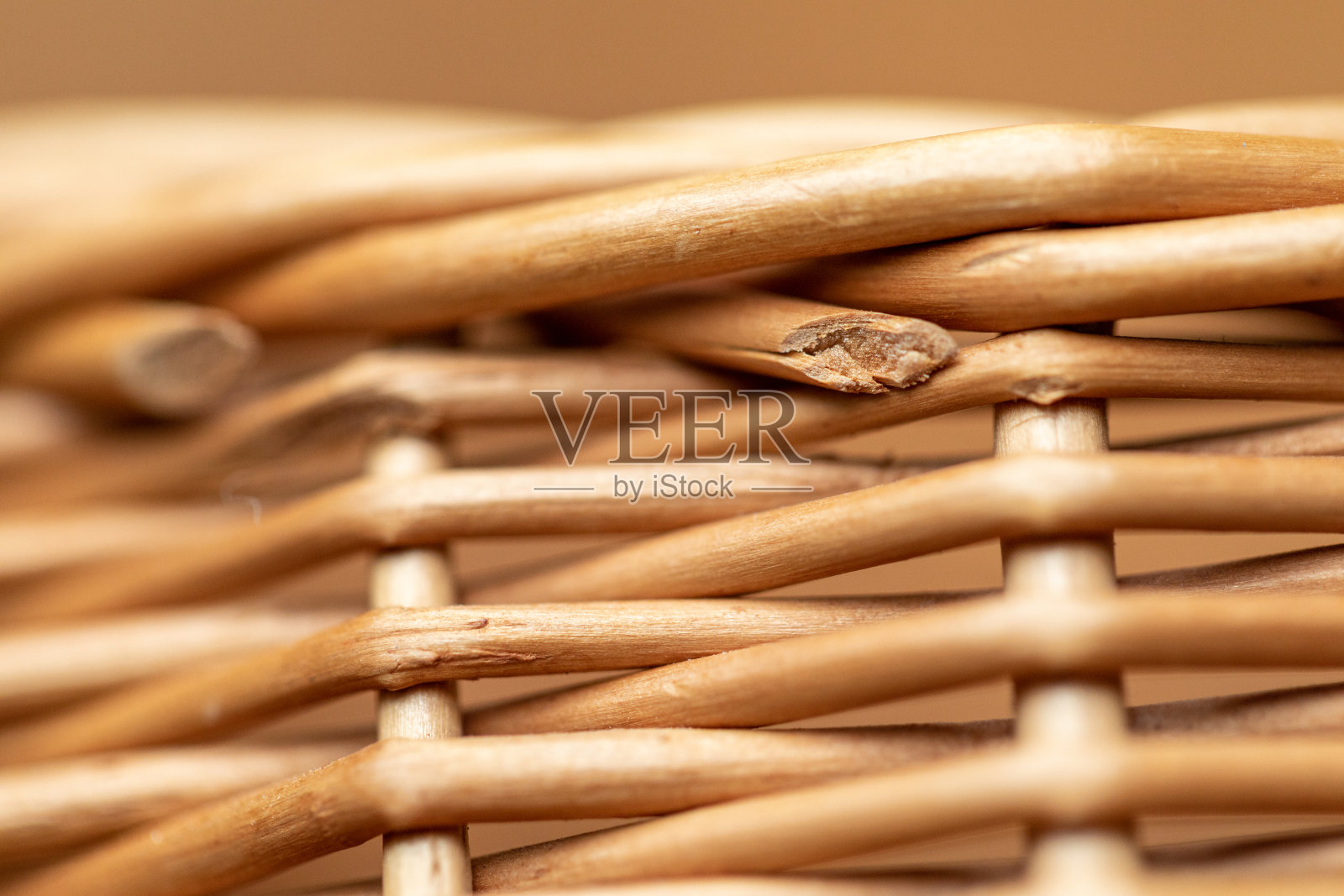 柳条篮子里。木制的篮子里。藤篮。藤条篮子的细节。柳条表面。照片摄影图片