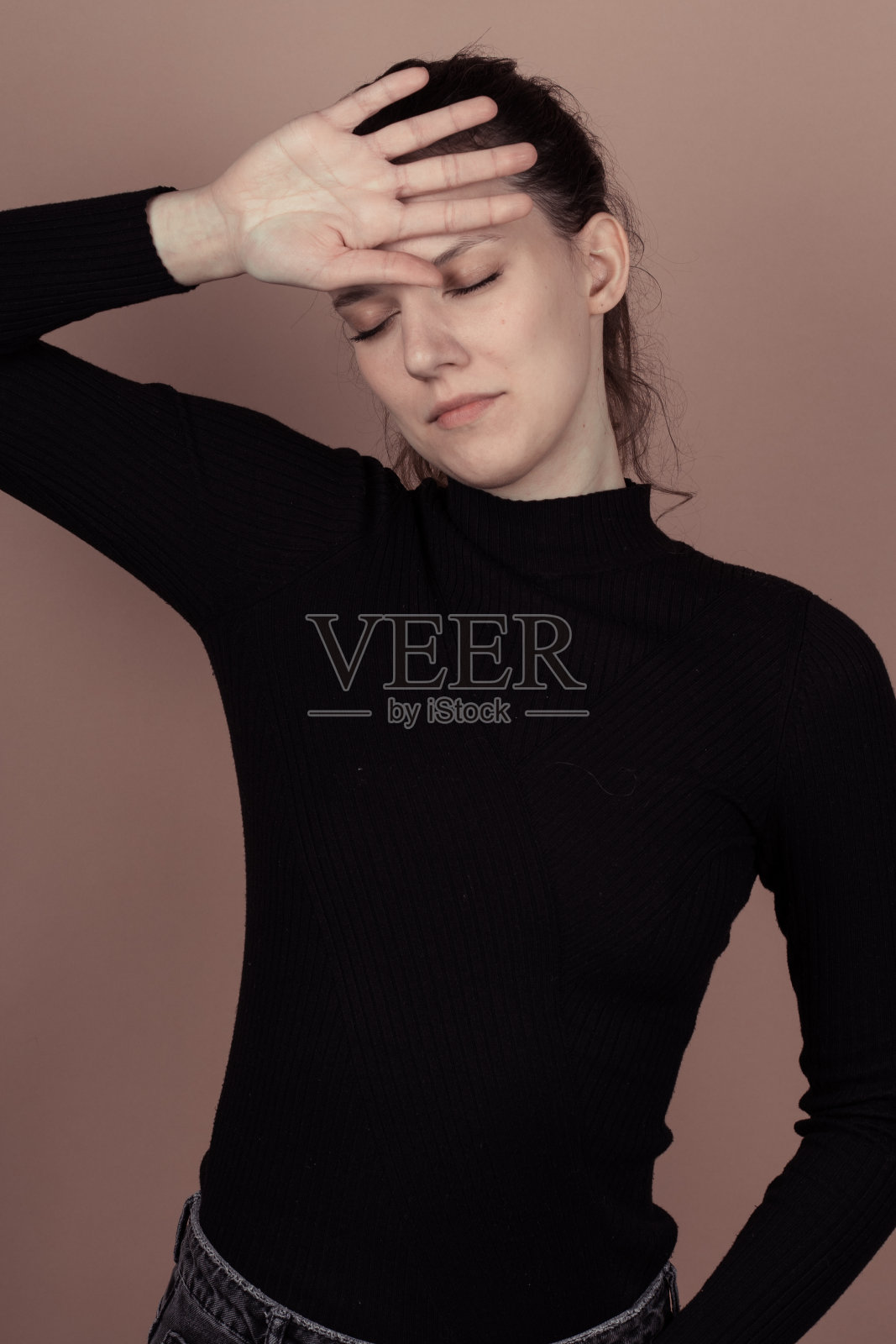 可爱的女孩是快乐和成功的感觉照片摄影图片