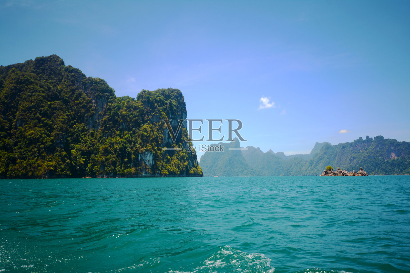 在苏拉特他尼的Khao Sok国家公园的Ratchaphruek大坝，后面是热带雨林的山景和碧水湖泊照片摄影图片