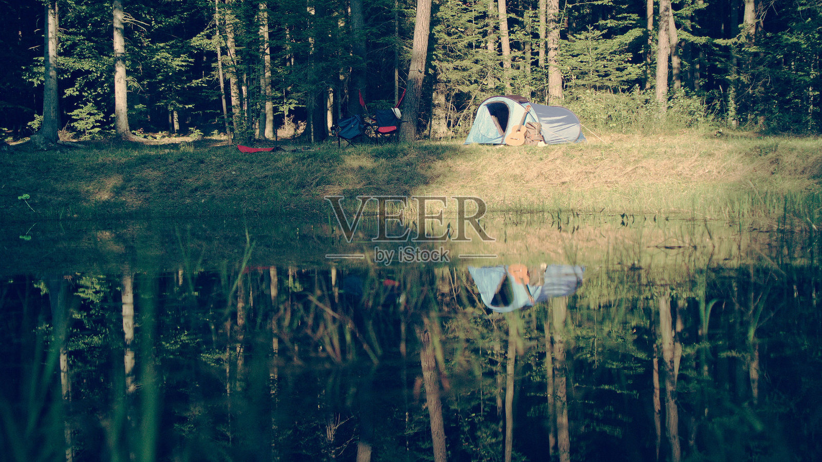 露营。林中空地上的帐篷和篝火照片摄影图片
