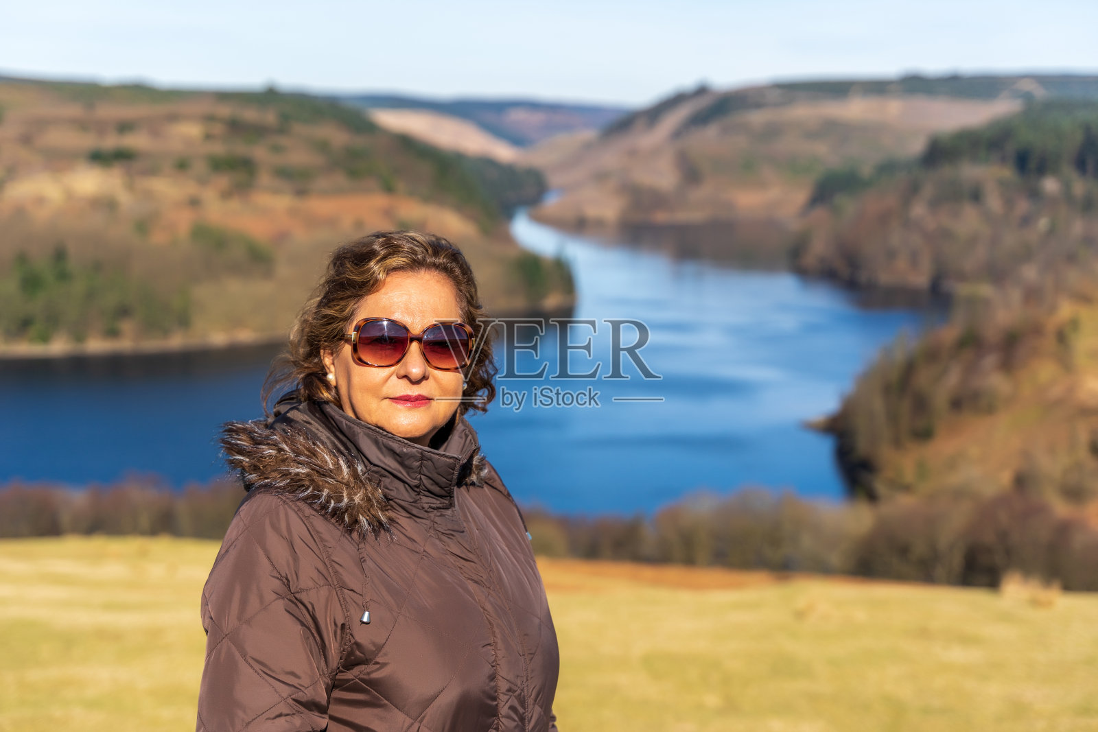 一位西班牙老妇人在乡间散步照片摄影图片