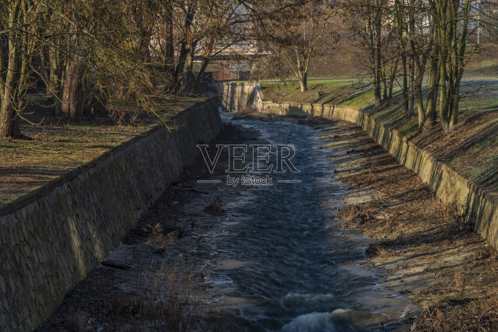 乌斯提纳德拉本市的克利斯基河有墙和大坝照片摄影图片