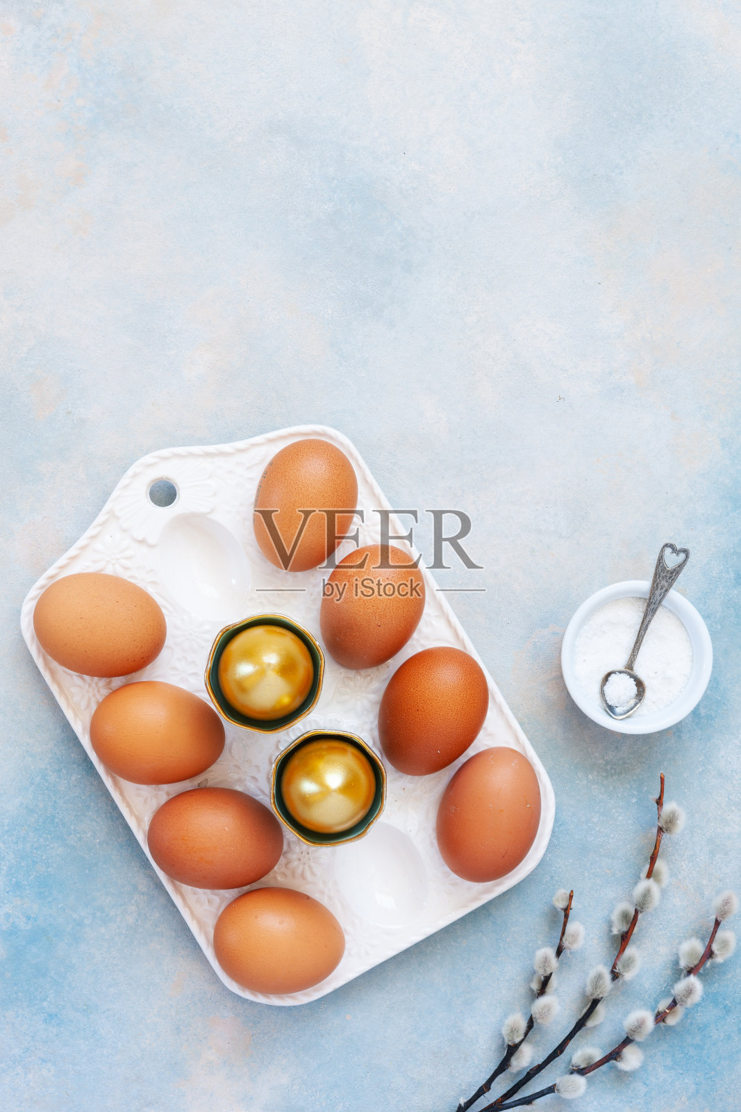 复活节装饰-图案的复活节鸡蛋和猫咪柳树。俯视图，特写，平躺在白色木质背景上照片摄影图片