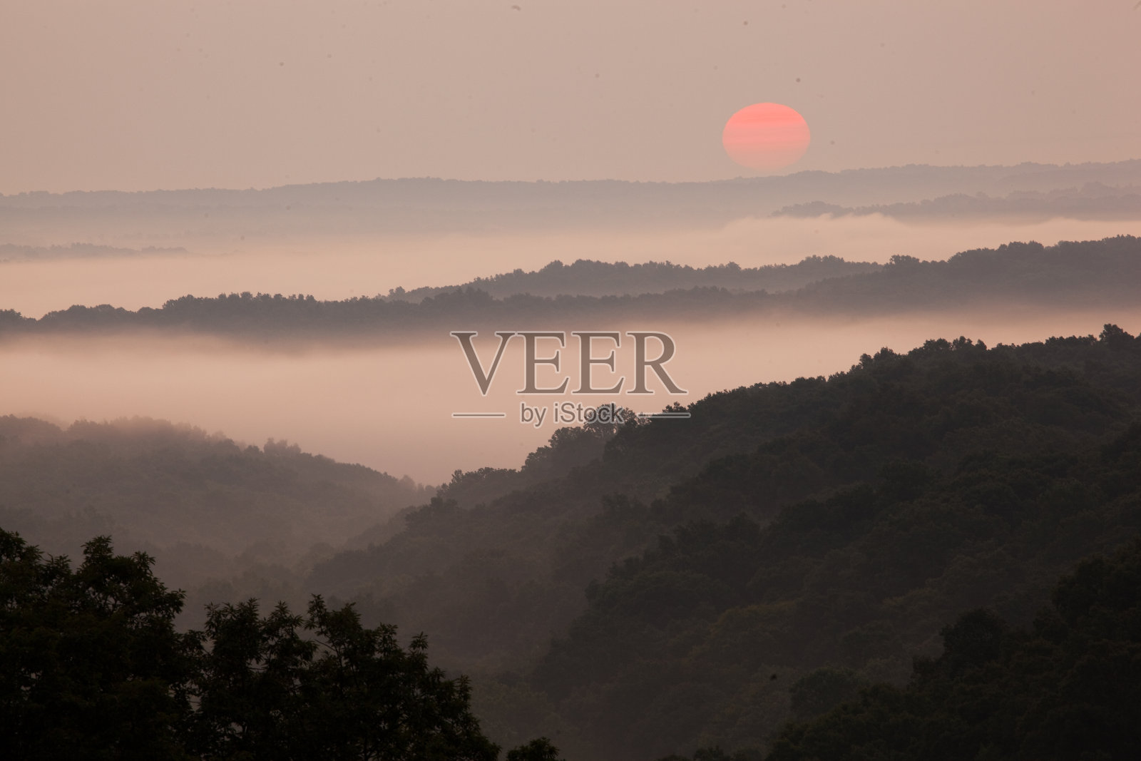 雾蒙蒙的日落照片摄影图片