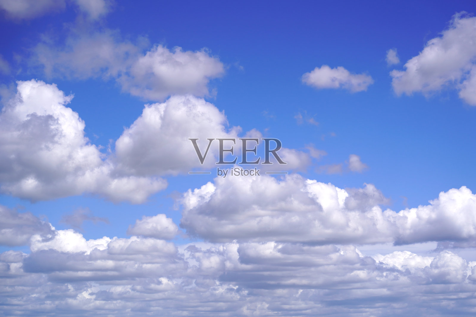 美丽的蓝天，以云彩为背景。照片摄影图片