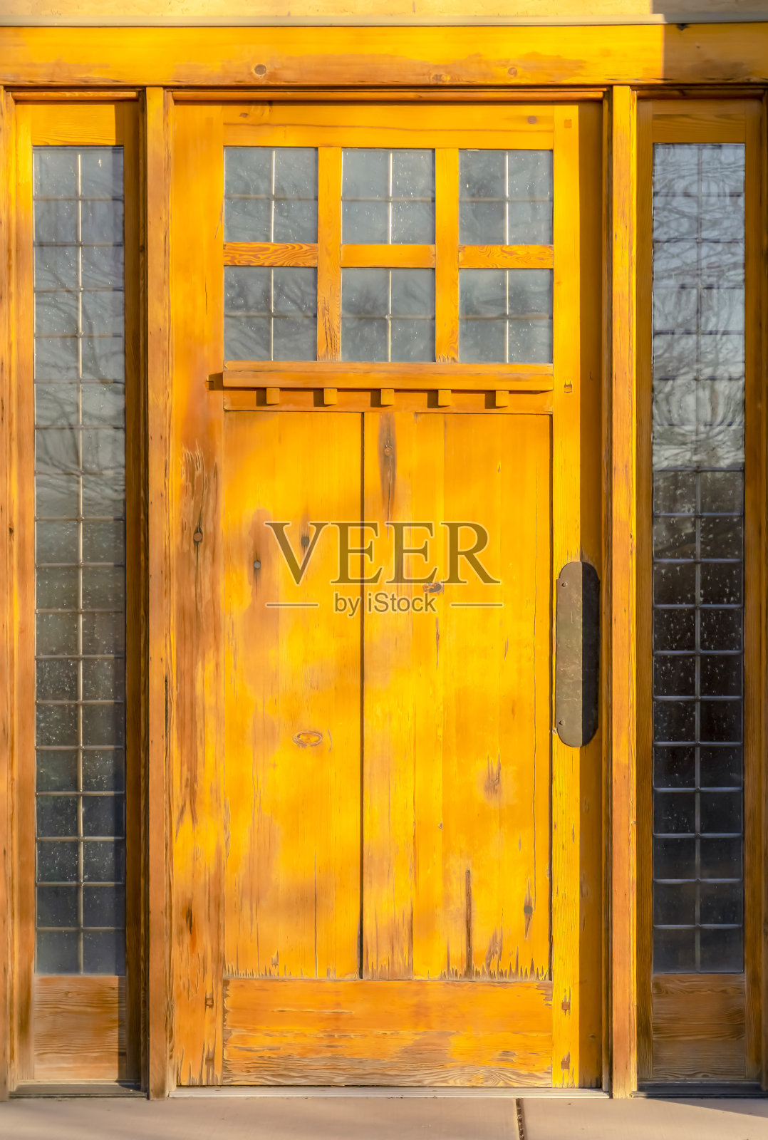 带有反光玻璃板的质朴木门照片摄影图片