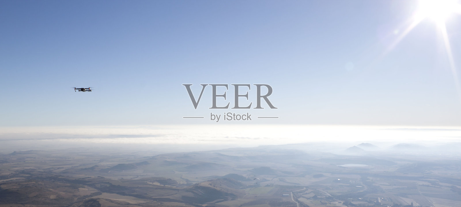 无人机在空中记录太阳的场景照片摄影图片