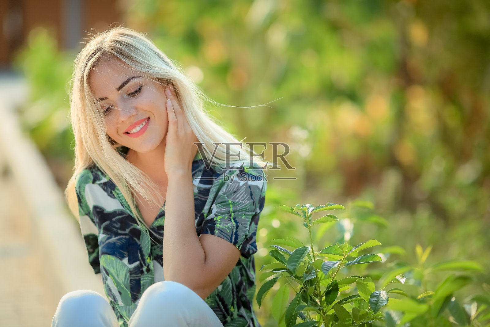 长着直发的美女肖像。走在向日葵地里。照片摄影图片