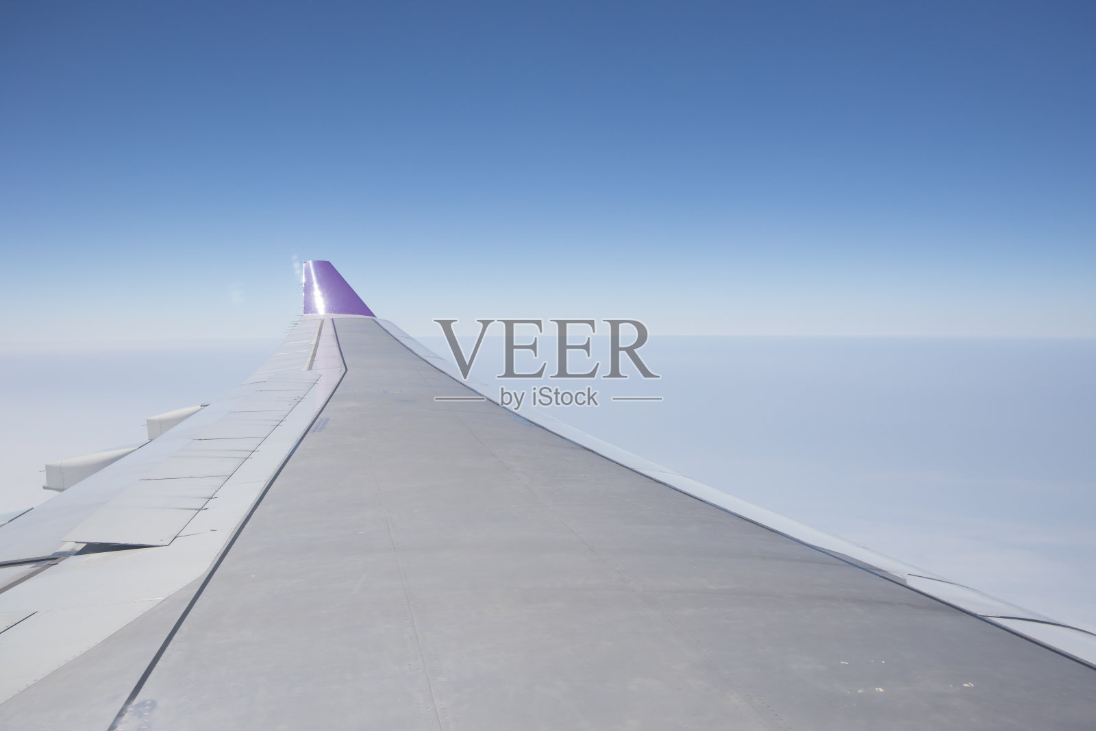 蓝天下的飞机机翼照片摄影图片