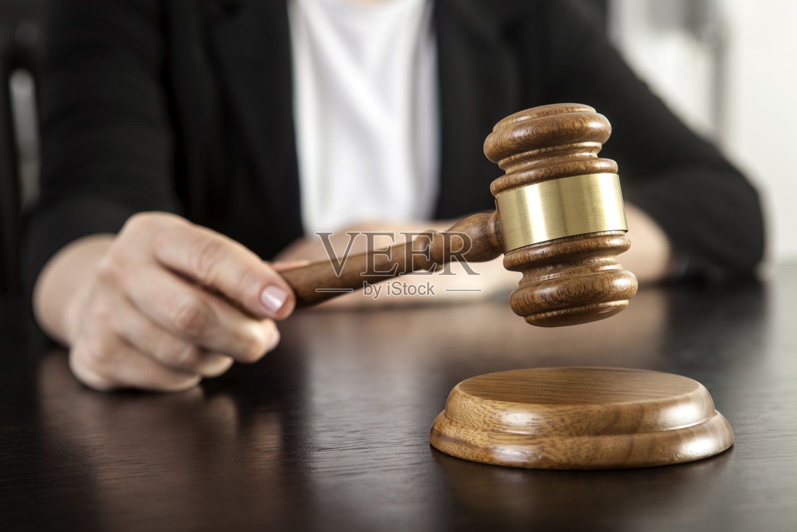 女人手中的法槌照片摄影图片