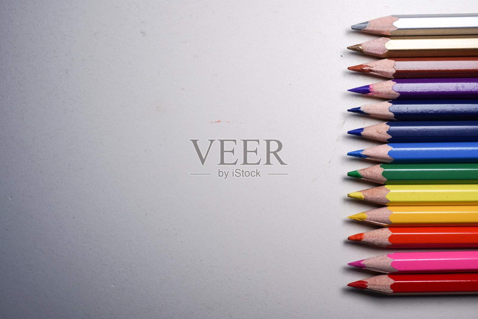 白色背景上的彩色铅笔。关闭了。照片摄影图片