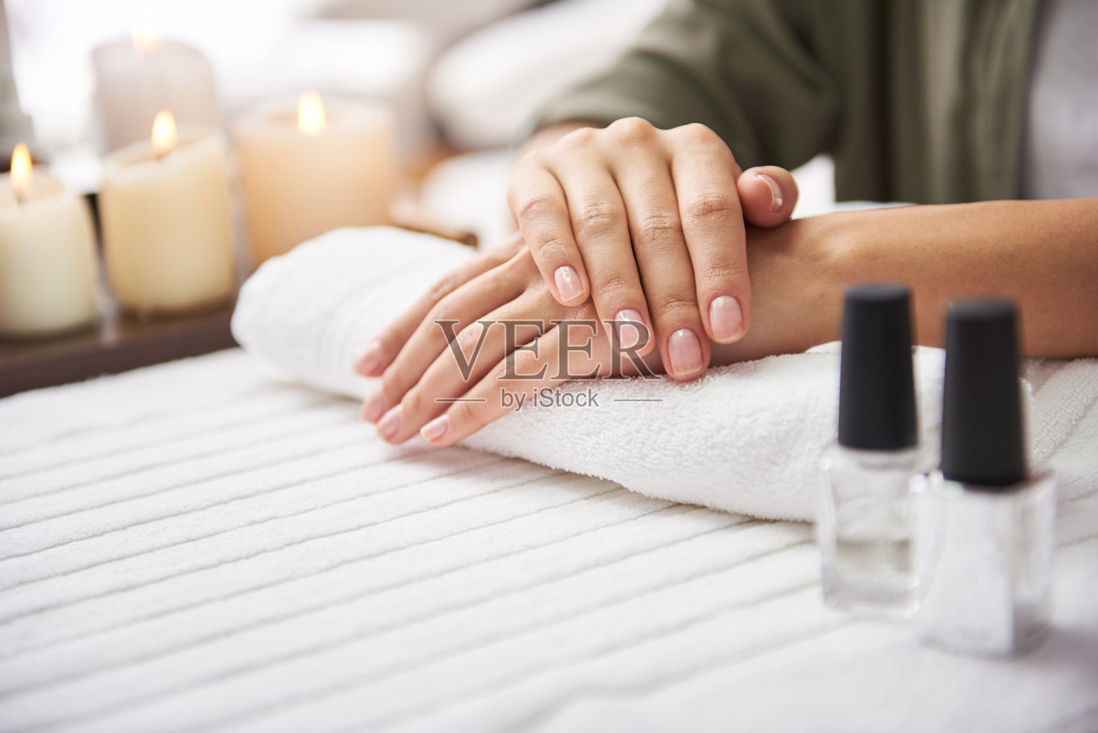 年轻女士双手放在白色柔软的毛巾在美容院照片摄影图片