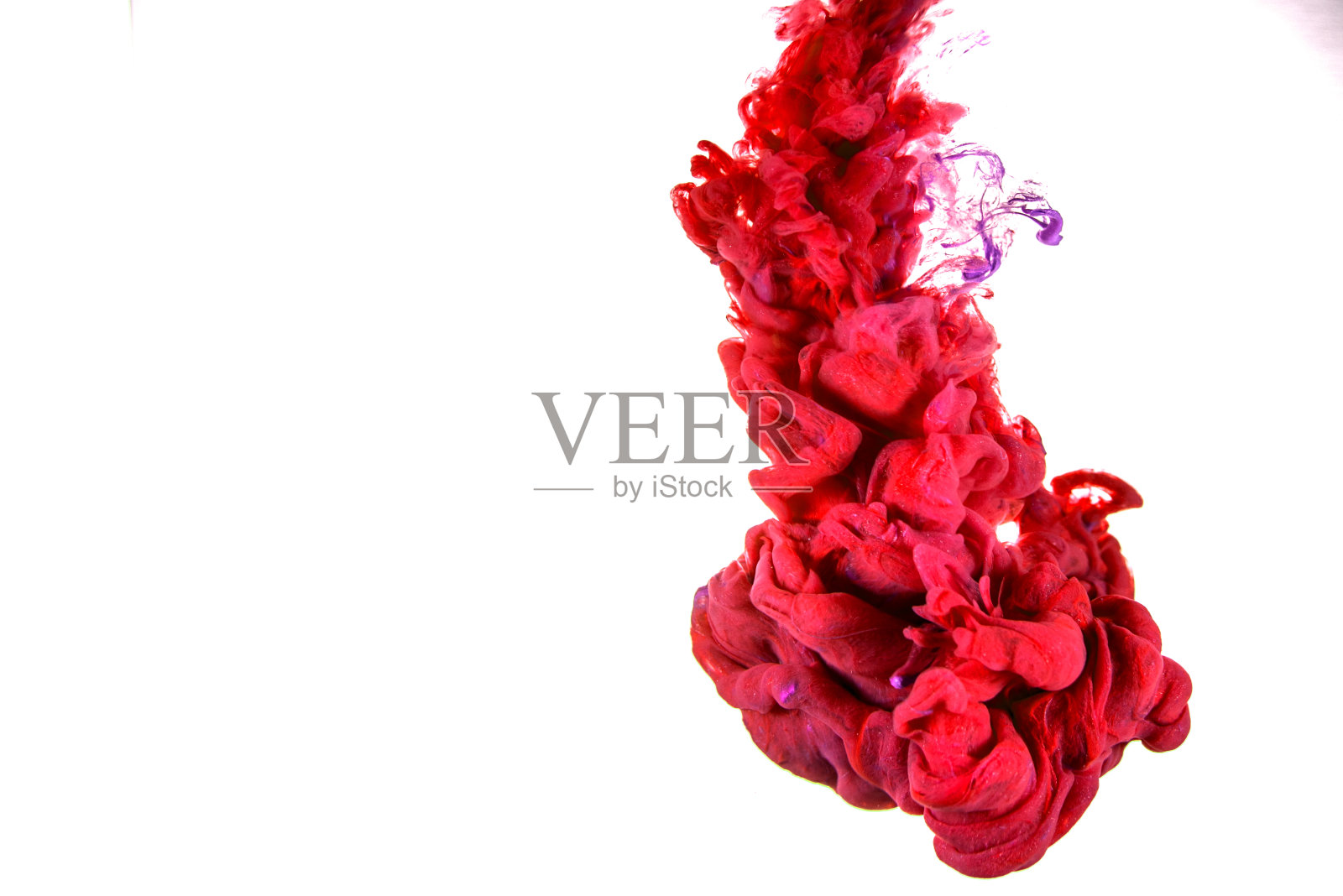 丙烯酸颜料和油墨在水中。抽象的背景帧。孤立在白色的。照片摄影图片